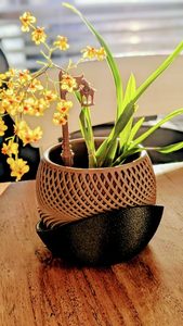 3D printed self-watering planter